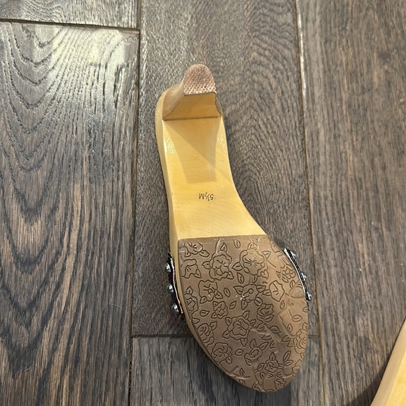 Betseyville Barbiecore wooden kitten heels - Picture 4 of 5